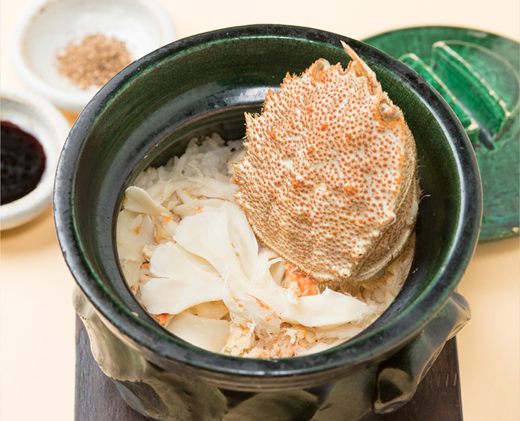 北海道産毛蟹と雪国白まいたけの極上上湯たきこみご飯　自家製醤油添え