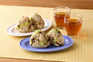 まいたけとキャベツの塩昆布おにぎり