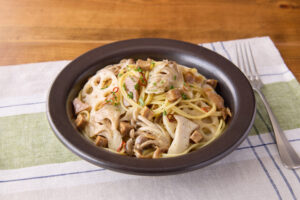 ワンパンで作る！れんこんとたっぷりキノコのペペロンチーノ
