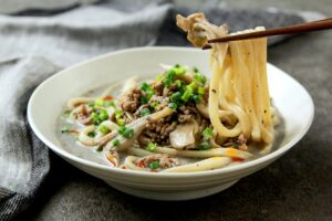 黒すりごまで濃厚 雪国まいたけ極の担々うどん