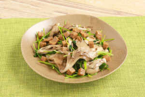 マッシュルームと豆苗のアヒージョ風炒め