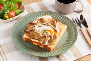 まいたけチーズ目玉焼きトースト