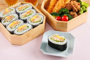 白まいたけと豚そぼろのミモザ風おにぎらず