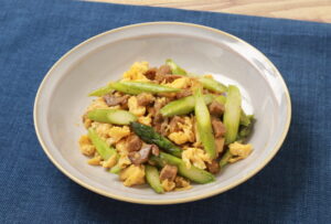 キノコのお肉アヒージョソースとアスパラガスと卵のガーリック炒め