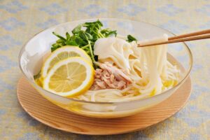 レモン香る！まいたけと豆苗の冷やし白だしうどん