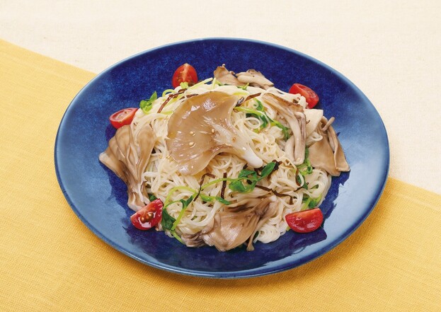 トマトと豆苗のまいたけ塩昆布そうめん