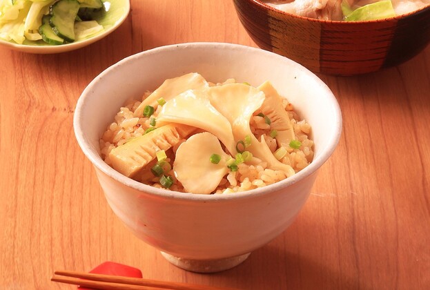 白まいたけと筍の出汁みそバタ炊き込みご飯