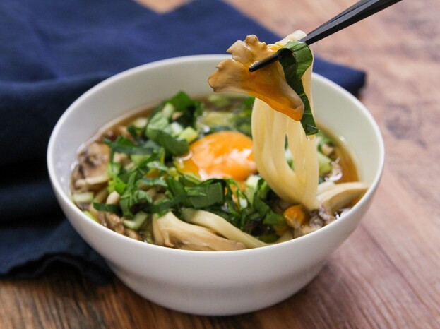 刻み小松菜と雪国まいたけ極のうどん